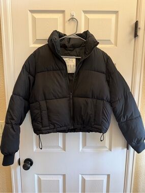 Hollister Black Cropped Puffer Jacke